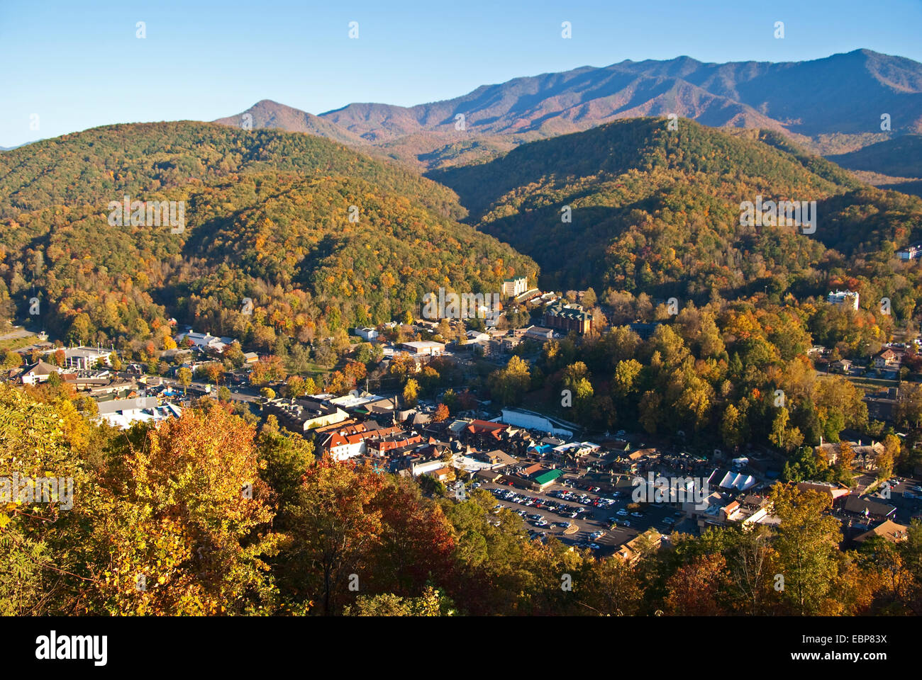Gatlinburg, Tennessee, adyacente al Parque Nacional Great Smoky Mountains National Park, en otoño. Foto de stock