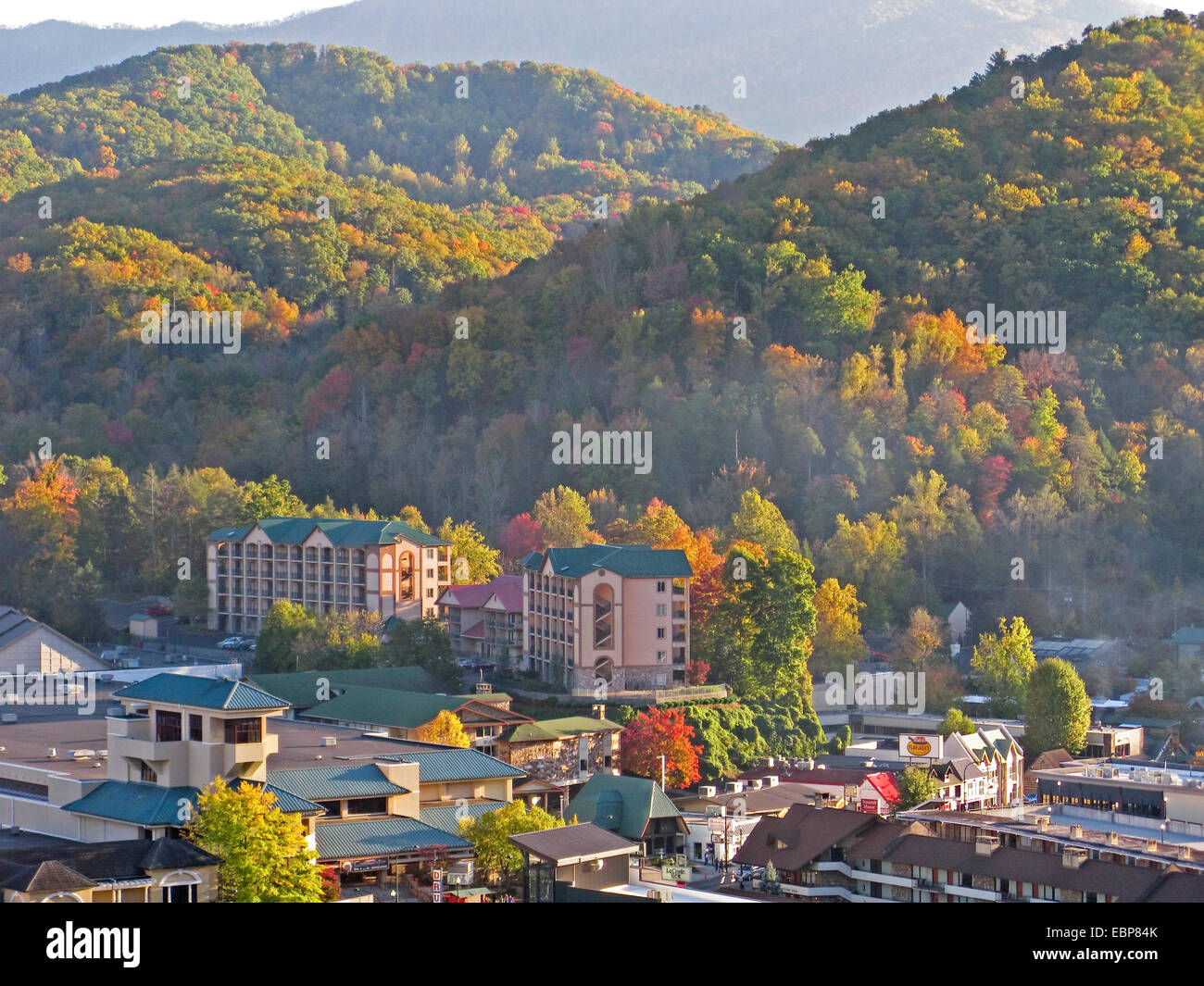 Gatlinburg, Tennessee, junto al Parque Nacional Great Smoky Mountains National Park, en otoño. Foto de stock