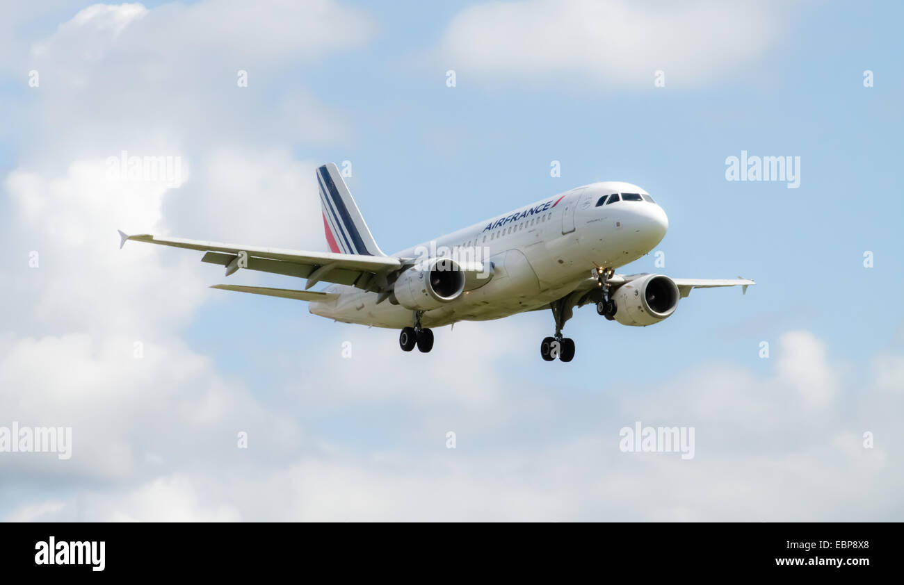 Airbus A319 de Air France, aterrizando en el aeropuerto internacional de Manchester. Foto de stock