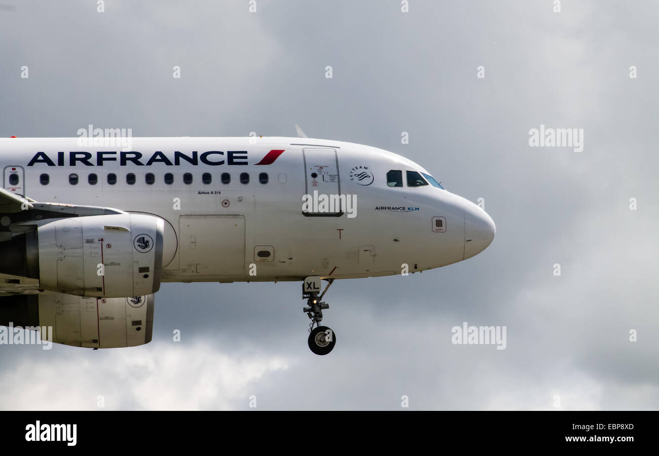 Airbus A319 de Air France, aterrizando en el aeropuerto internacional de Manchester. Foto de stock
