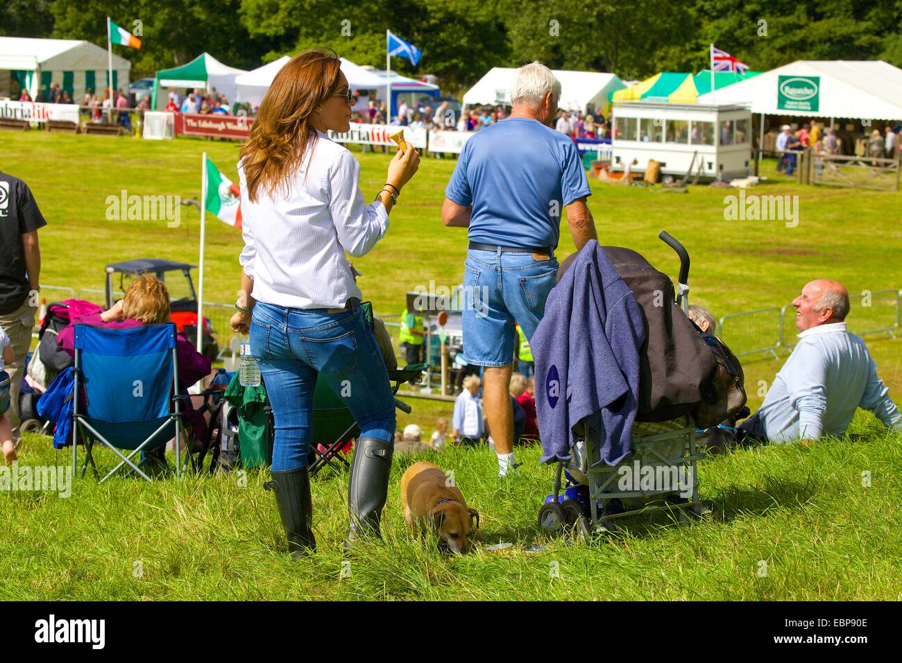 La madre con el perro y el buggy en el país demuestran Lowther. Foto de stock