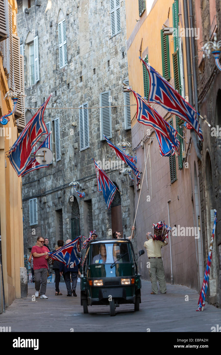 Los hombres Pantera colgantes, Panteras, palio banderas en Via Stalloreggi. Foto de stock