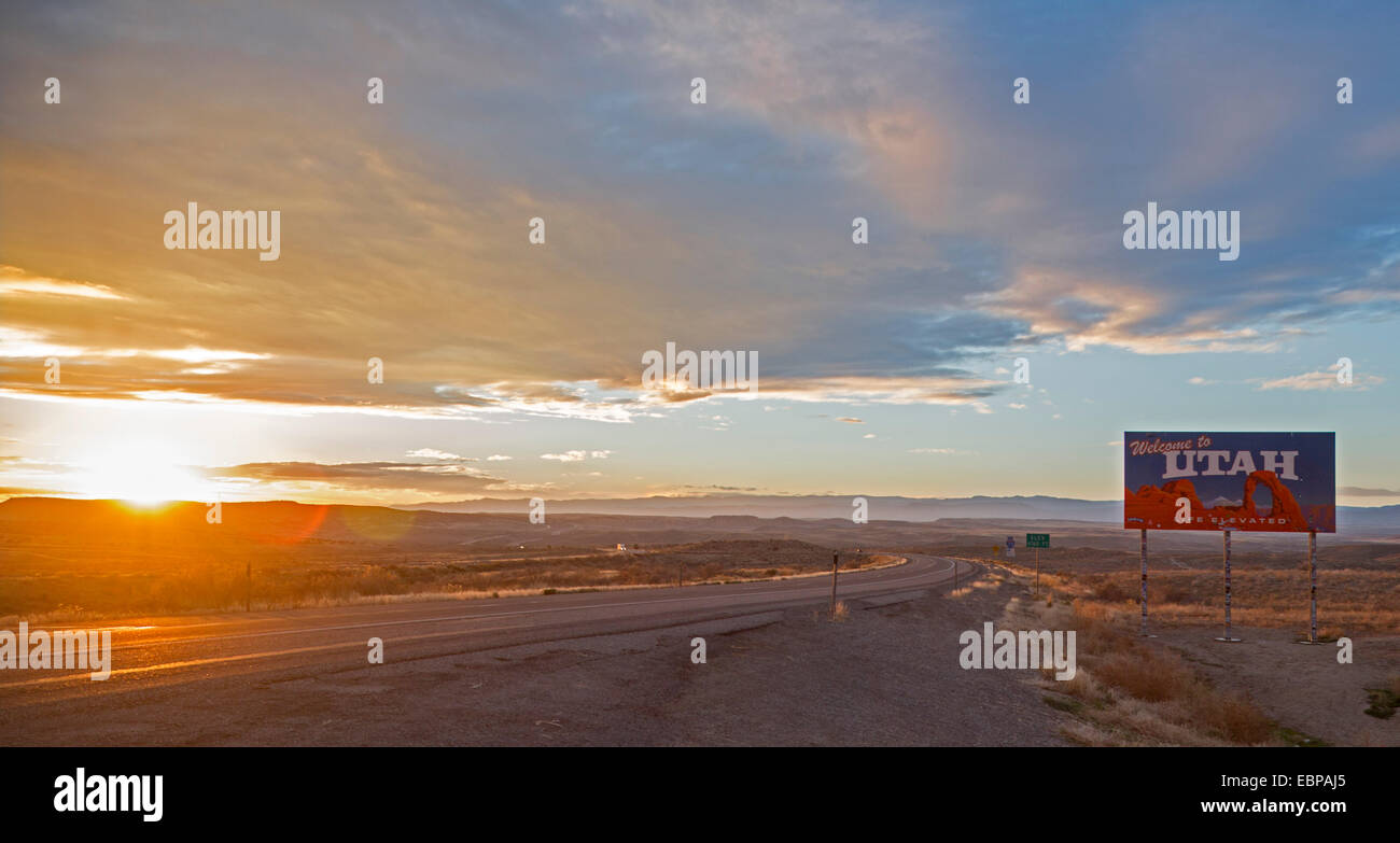 Cisco, Utah - Puesta de sol sobre la Interestatal 70, en la frontera Utah-Colorado. Foto de stock