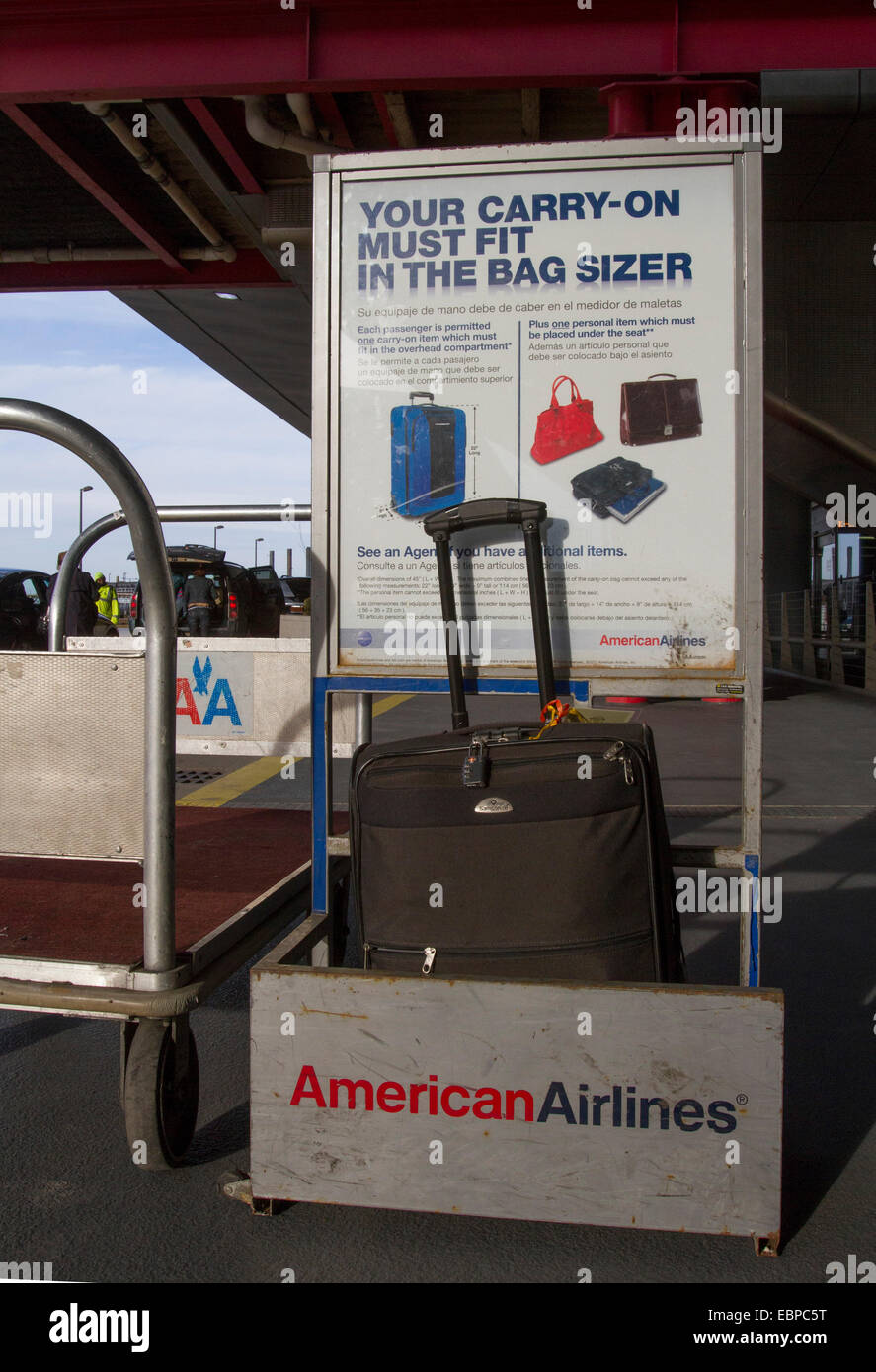 Los que al Aeropuerto Internacional y obtención equipaje de las bandejas Fotografía de stock - Alamy