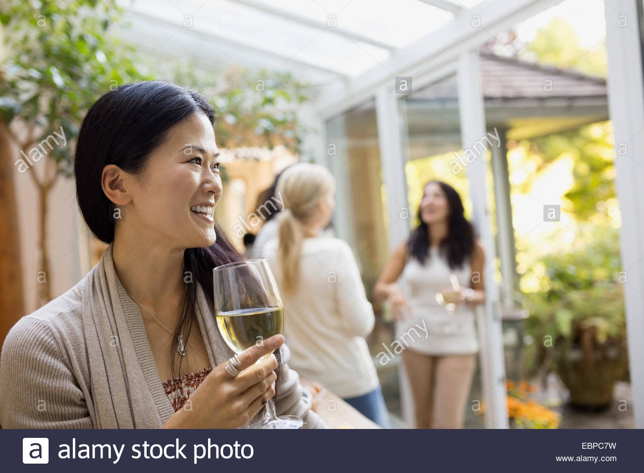 La mujer disfruta de vino blanco Foto de stock