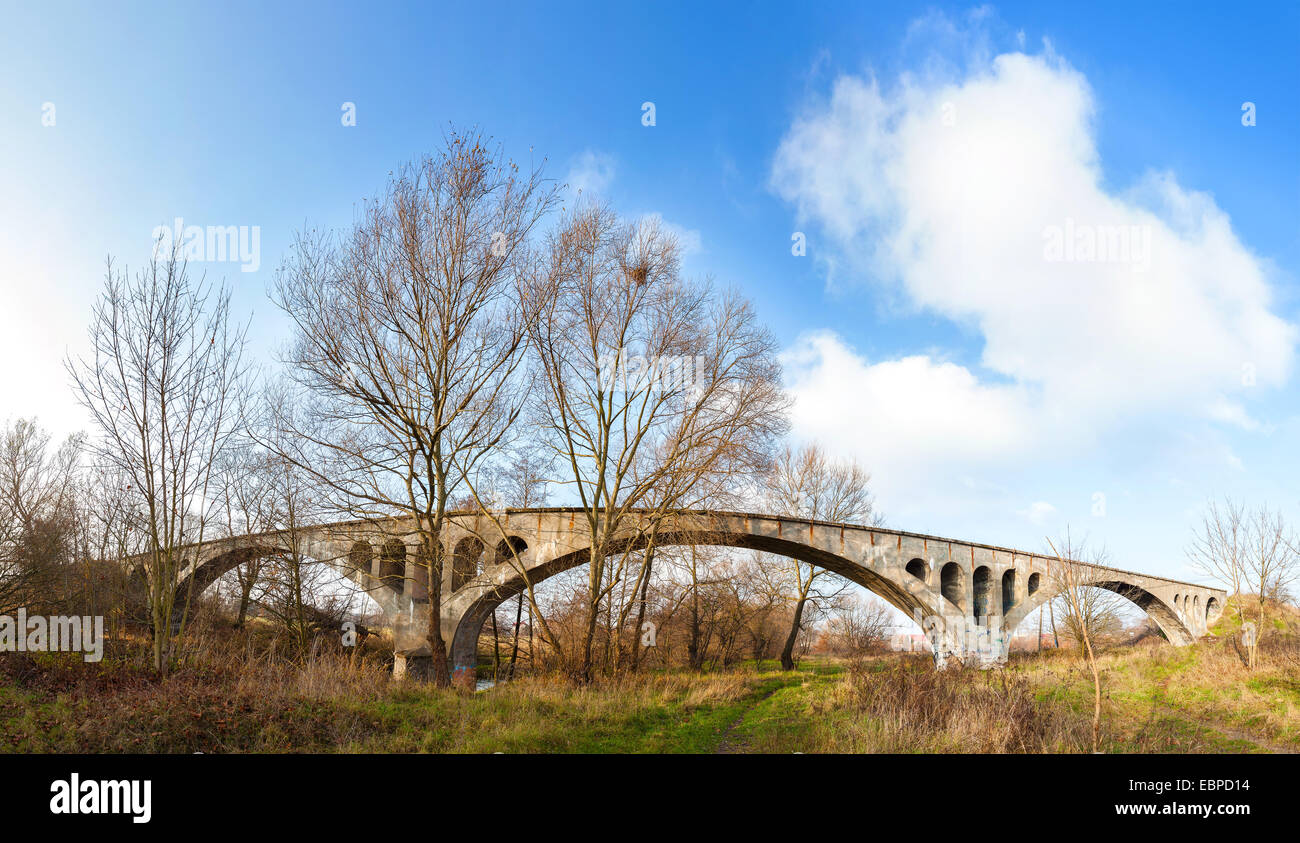 Largo puente de arco de hormigón sobre el río Parseta, Polonia. Foto de stock