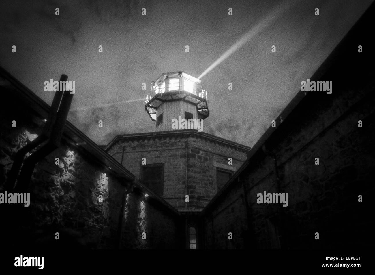 Haz de luz que sale de la torre de vigilancia en el Estado oriental prisión en Philidelphia PA en la noche en blanco y negro Foto de stock