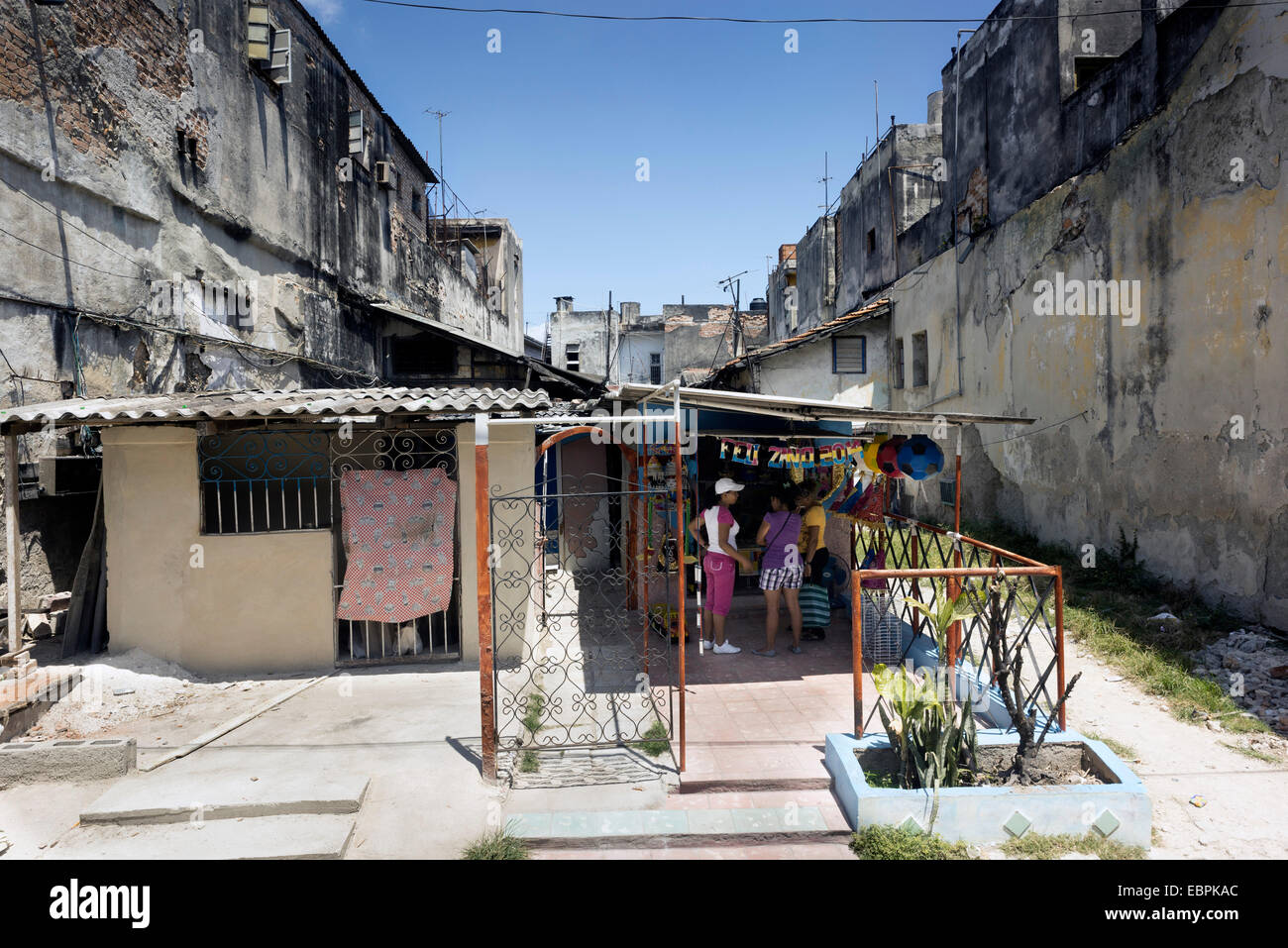 La Habana.- 5 de mayo: Calle en la parte vieja de la ciudad Mayr 5, 2014 en La Habana, Cuba. La Habana es famoso destino turístico de más t Foto de stock