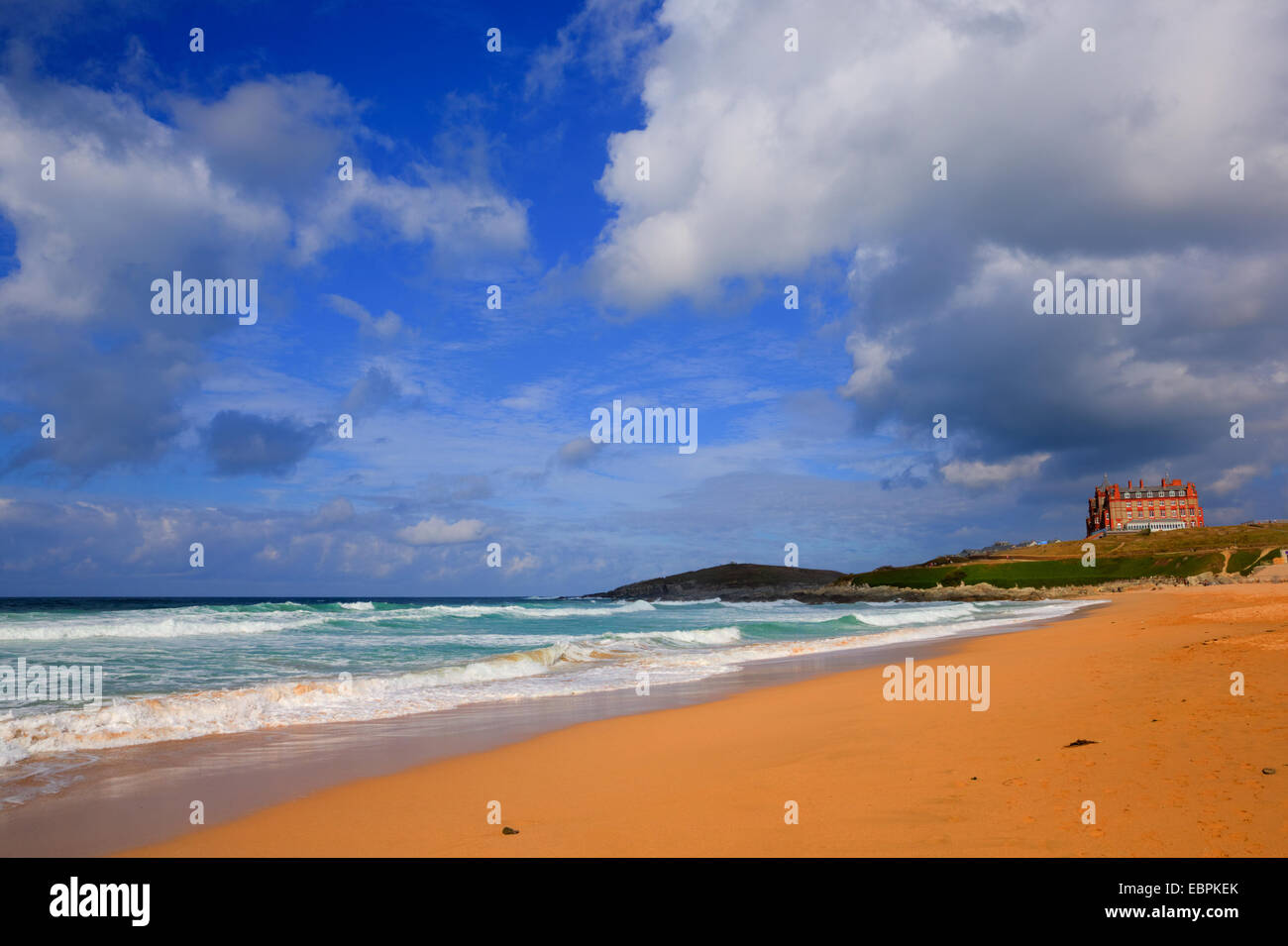 Playa de arena dorada y mar azul turquesa Fistral Beach Newquay North Cornwall Inglaterra Foto de stock