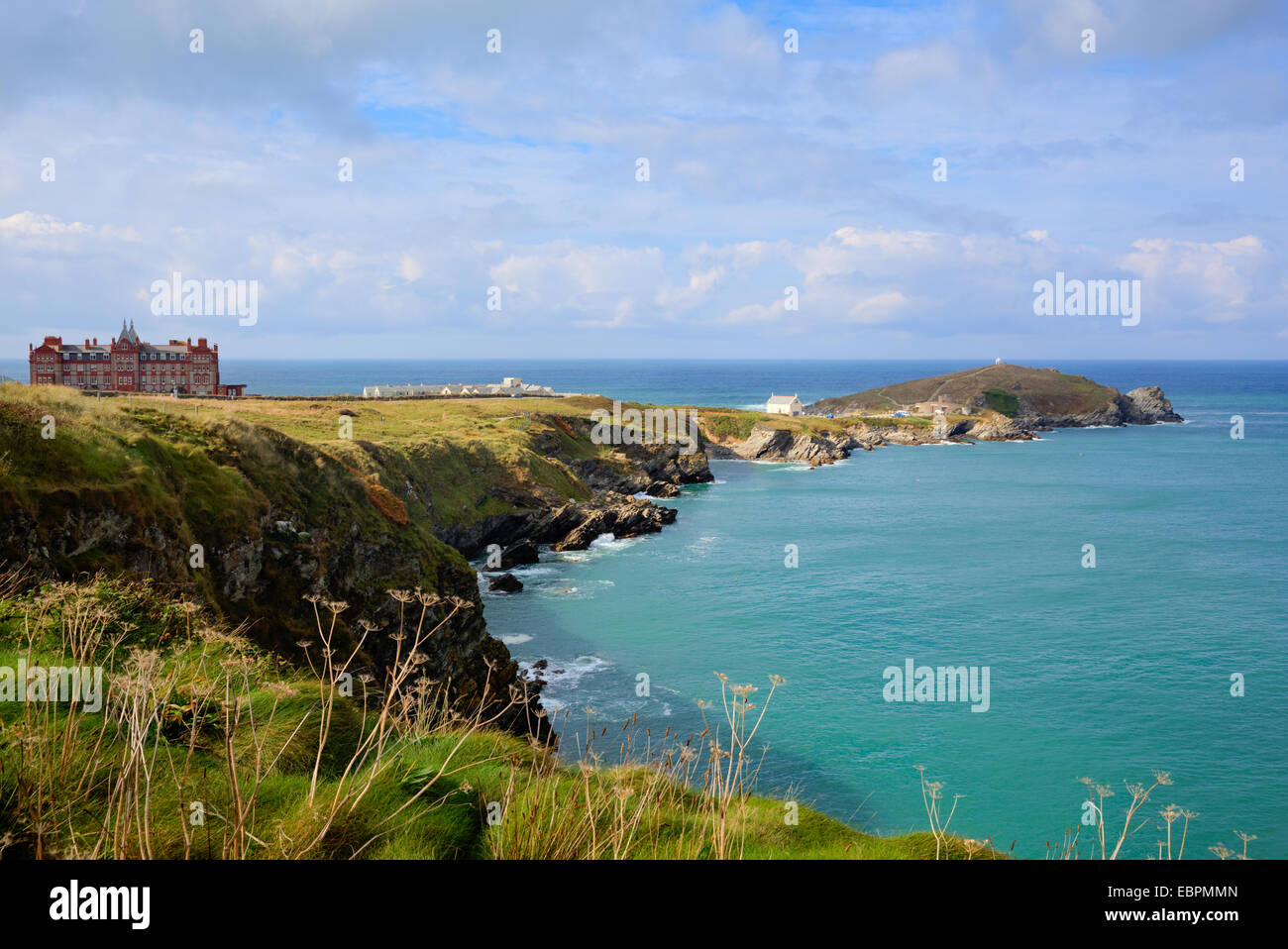 El cabecero Newquay Cornwall Inglaterra con mar azul Foto de stock
