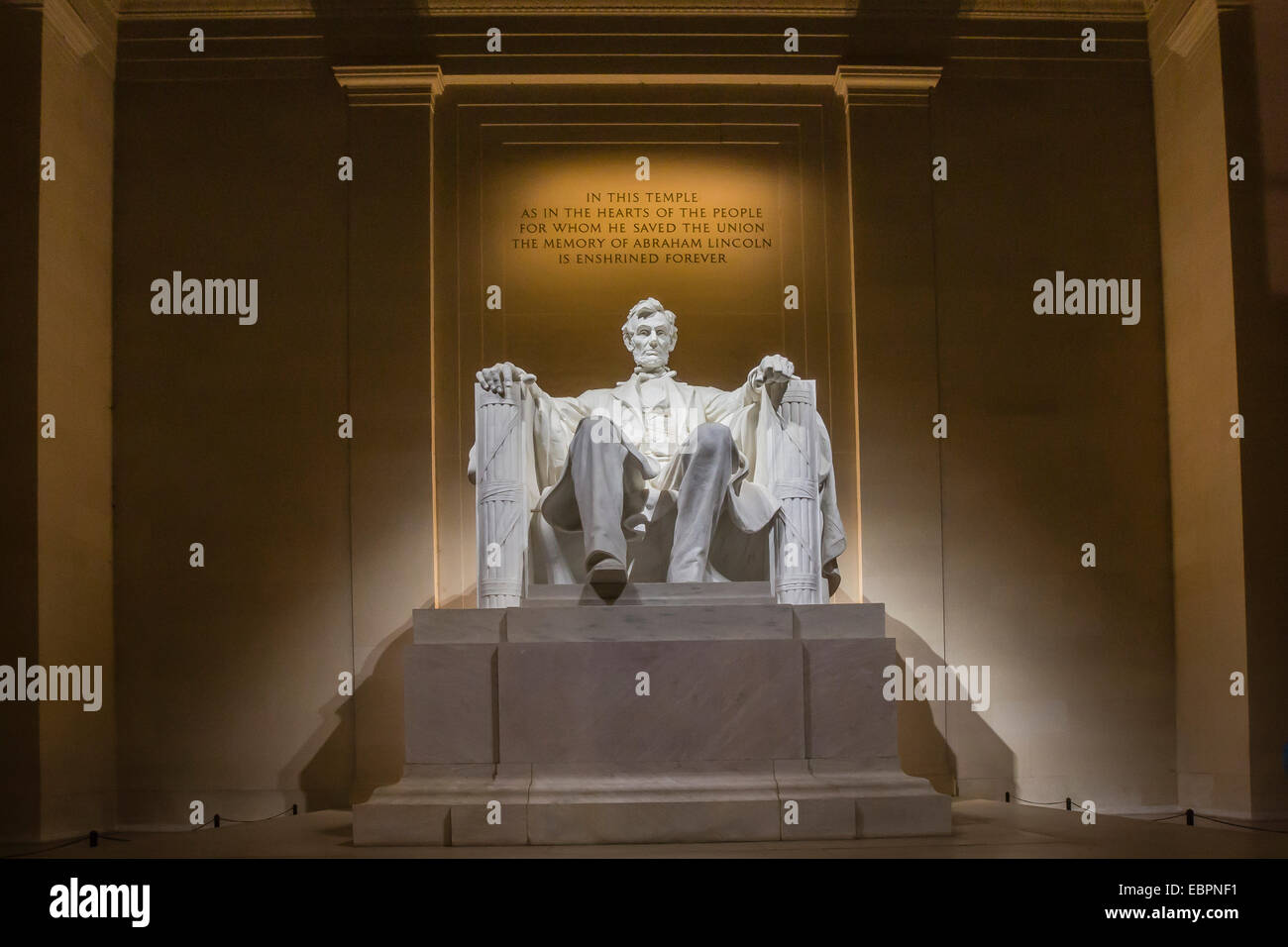 Interior del Lincoln Memorial iluminado por la noche, en Washington D.C., Estados Unidos de América, América del Norte Foto de stock