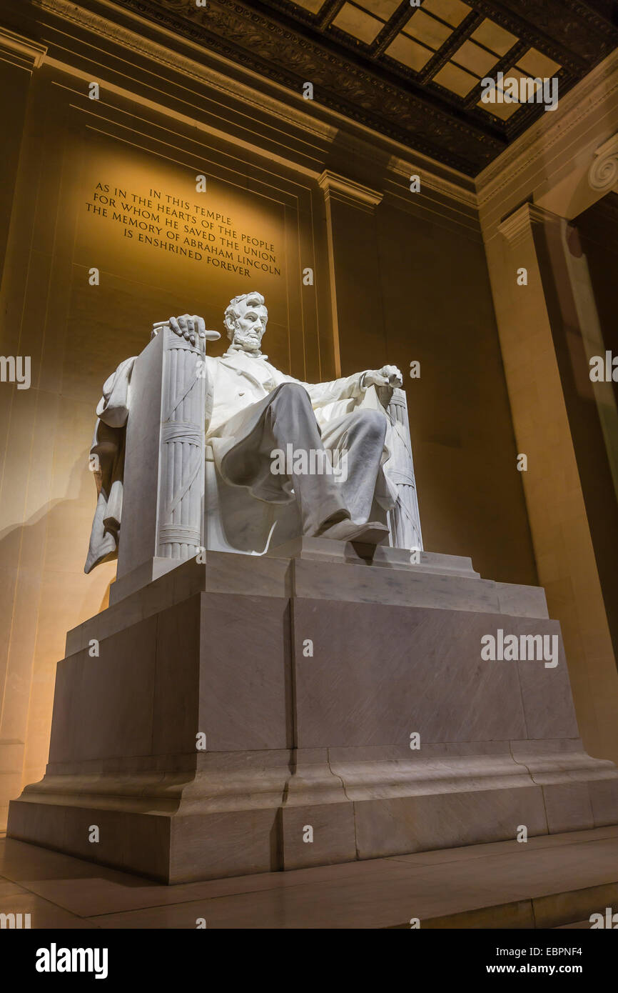 Interior del Lincoln Memorial iluminado por la noche, en Washington D.C., Estados Unidos de América, América del Norte Foto de stock