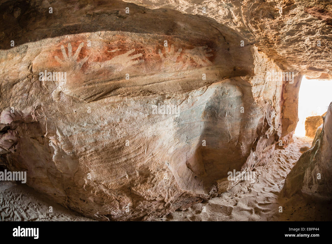 Los aborígenes cueva Wandjina ilustraciones en cuevas de piedra arenisca en la isla de Bigge, Kimberley, en Australia Occidental, Australia, el Pacífico Foto de stock