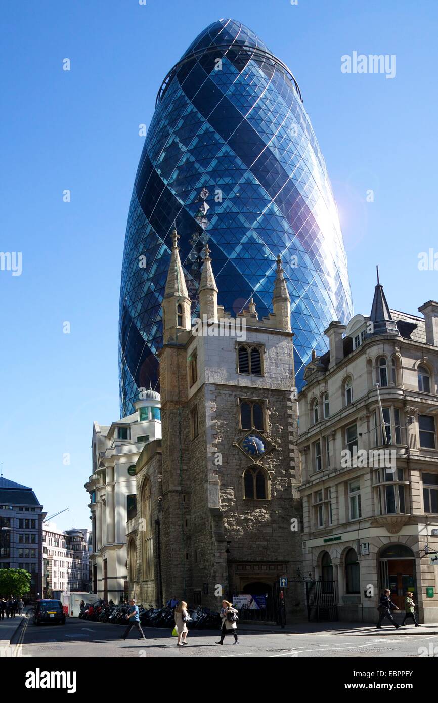 30 St Mary Axe (El pepinillo) con Saint Andrew Undershaft iglesia, Ciudad de Londres, Inglaterra, Reino Unido, Europa Foto de stock