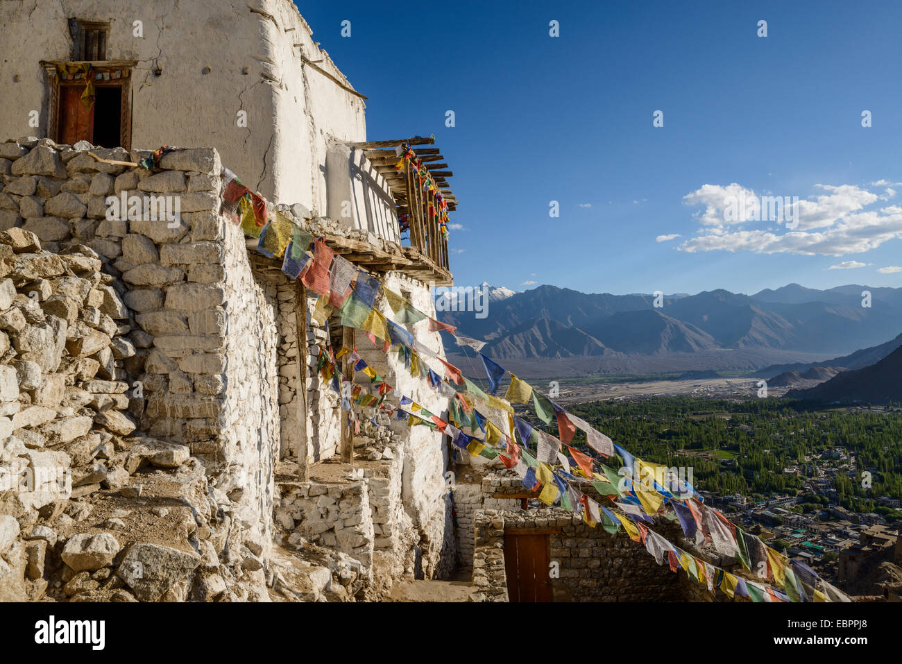 El Monasterio de Namgyal Tsemo dramáticamente encaramado en Leh, Ladakh, en los Himalayas, India, Asia Foto de stock