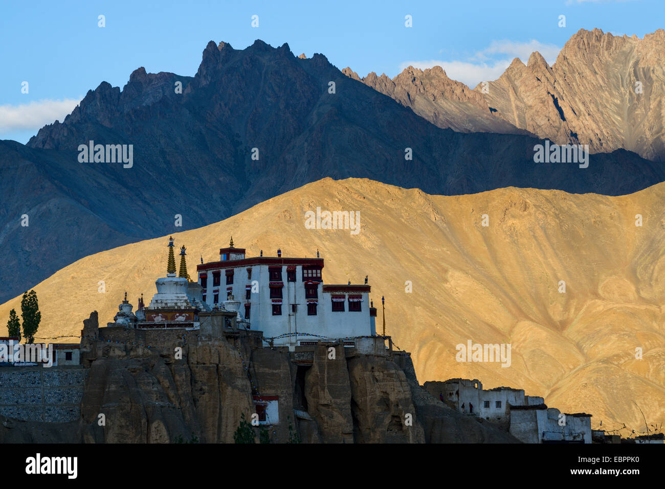 El espectacular entorno de montaña de Lamayuru monasterio, Ladakh, en los Himalayas, India, Asia Foto de stock