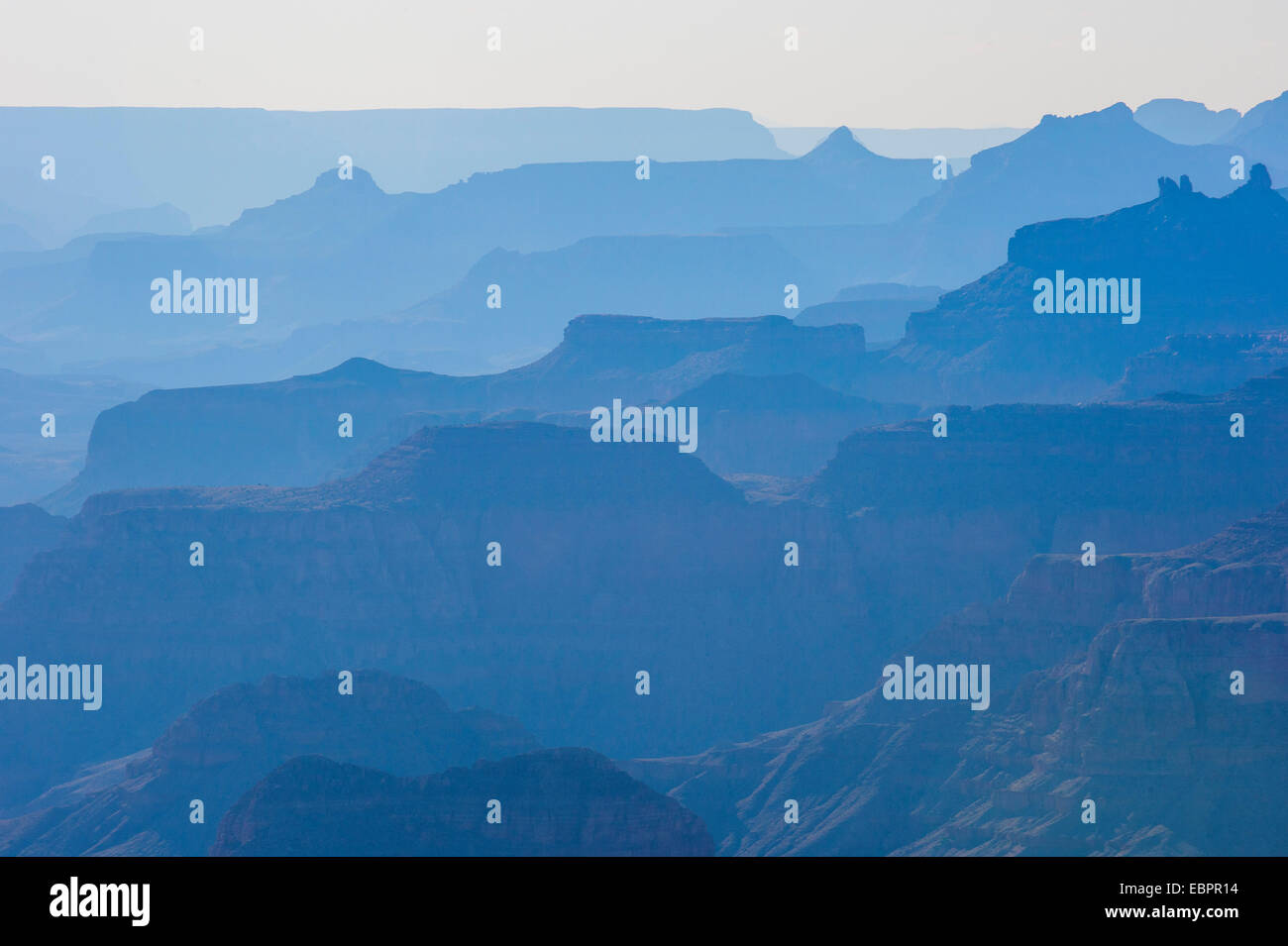 Retroiluminación de los acantilados del Grand Canyon, Sitio del Patrimonio Mundial de la UNESCO, en Arizona, Estados Unidos de América, América del Norte Foto de stock
