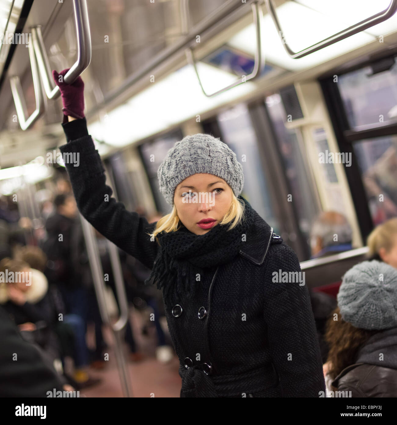 La mujer en el metro. Foto de stock
