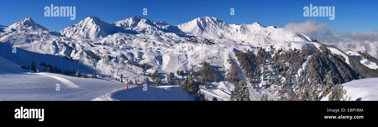 Idílico paisaje de montaña con estaciones de esquí, Francia, La Plagne Savoie Foto de stock