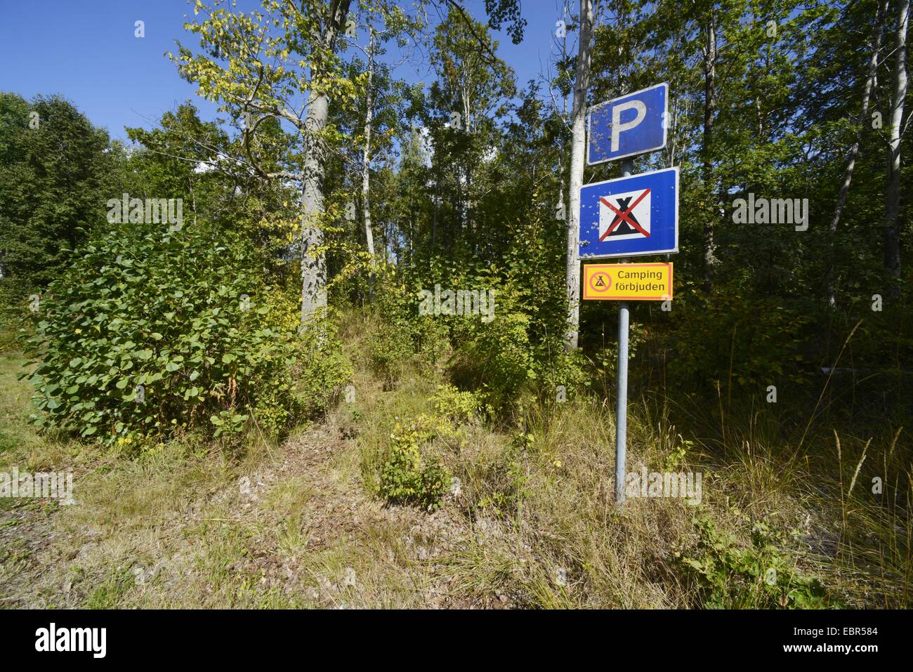 Camping sueco no permitió firmar en un lugar de aparcamiento, Suecia, Smaland Foto de stock