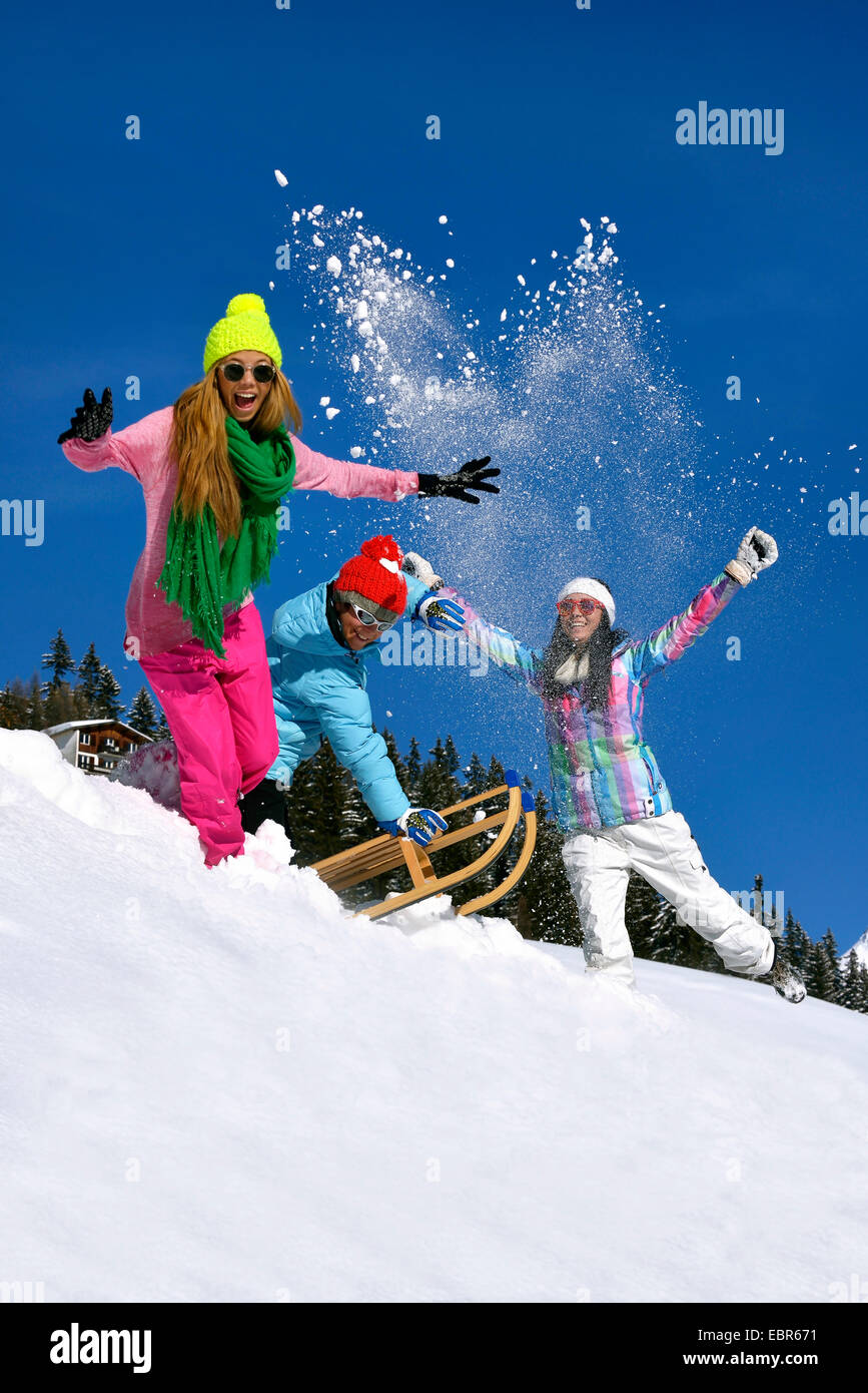 Los adolescentes de buen humor disfrutando en la nieve, Francia Foto de stock