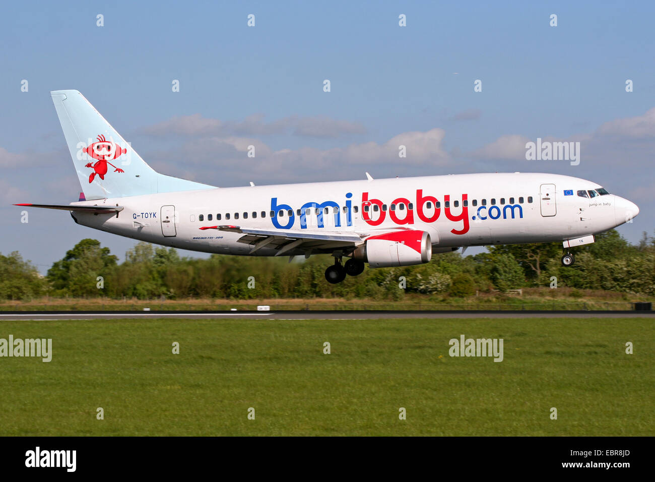 Bmi Baby Boeing 737-300 enfoques pista 05R en el aeropuerto de Manchester. Foto de stock