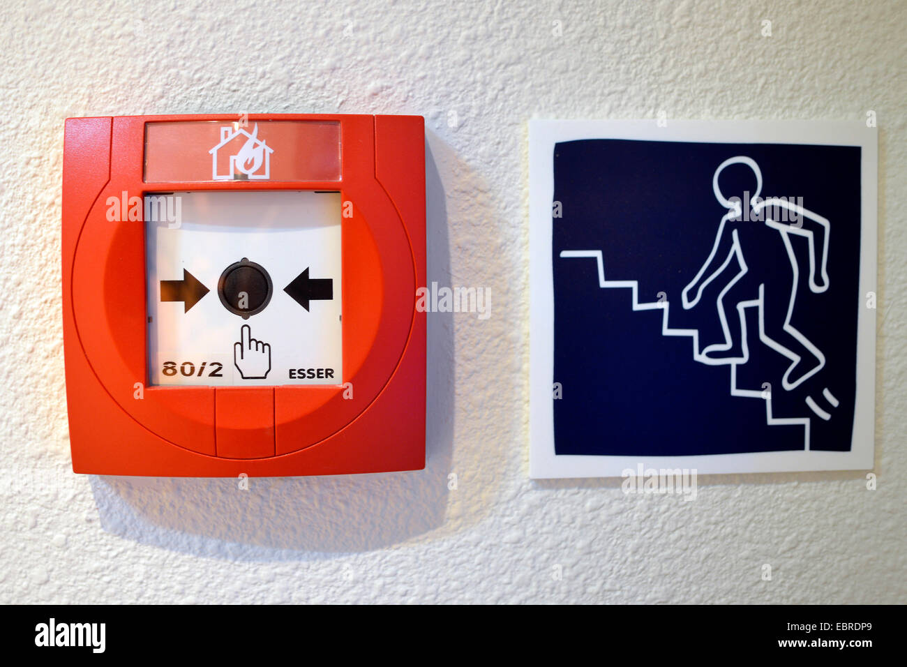 Dispositivo de alarma de incendio y el símbolo imagen para escapar de pasillo, Alemania Foto de stock