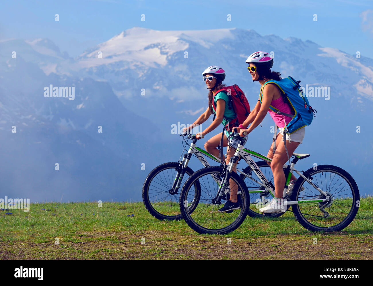 Dos mujeres de ciclistas de montaña en frente de los paisajes de montaña, Francia, Savoie, Parque Nacional de Vanoise, Champagny Foto de stock
