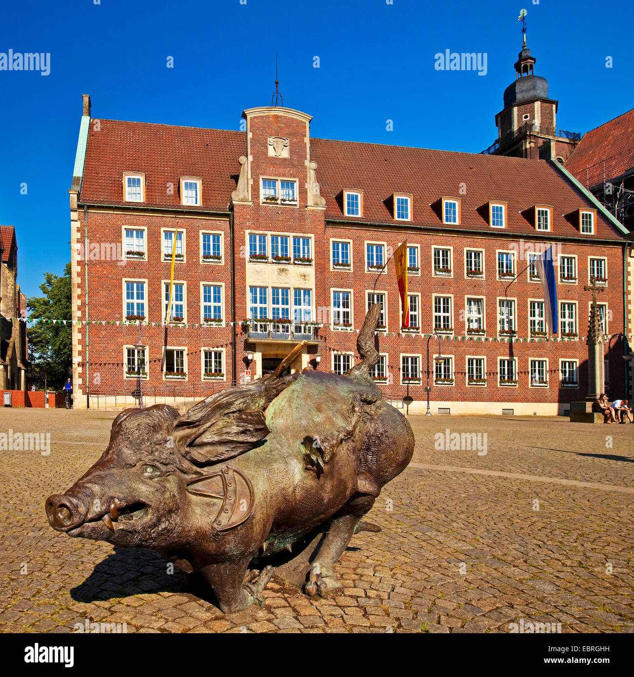 Market Place y el ayuntamiento, WILD se disparan la escultura en primer plano, en Alemania, en Renania del Norte-Westfalia, distritos de Coesfeld Foto de stock