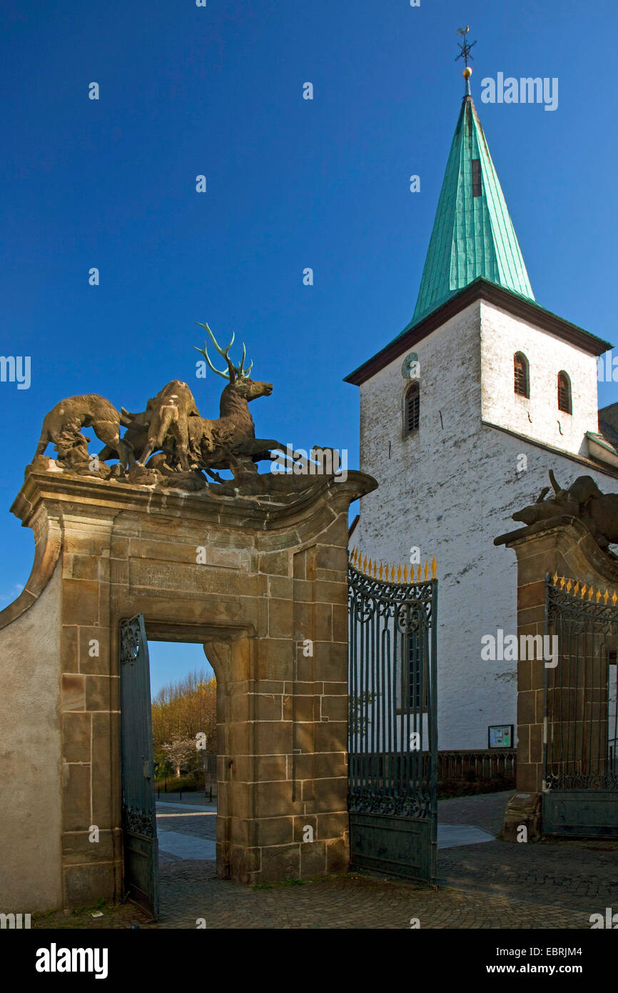 Hirschberg gate delante de grapa de la iglesia Sankt Laurentius, Alemania, Renania del Norte-Westfalia, Arnsberg Foto de stock