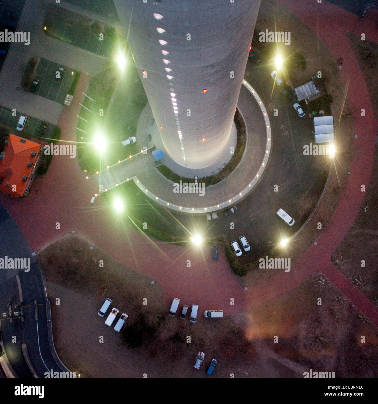 Ver abajo de la iluminación de la Torre del Rin, en Alemania, en Renania del Norte-Westfalia, Duesseldorf Foto de stock