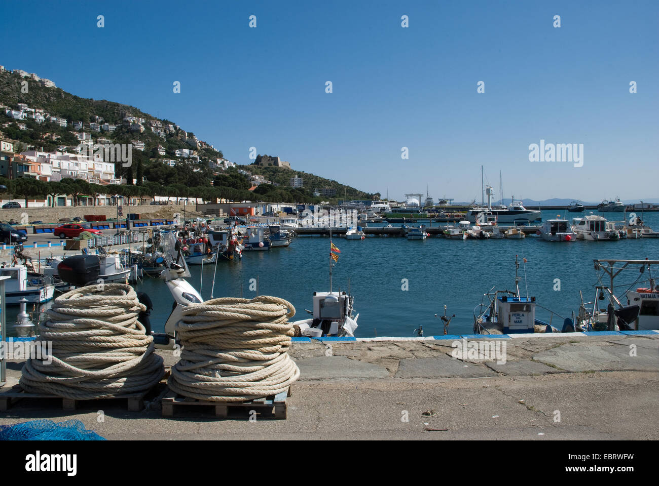Escena portuaria en Roses a lo largo de la costa catalana de España Foto de stock