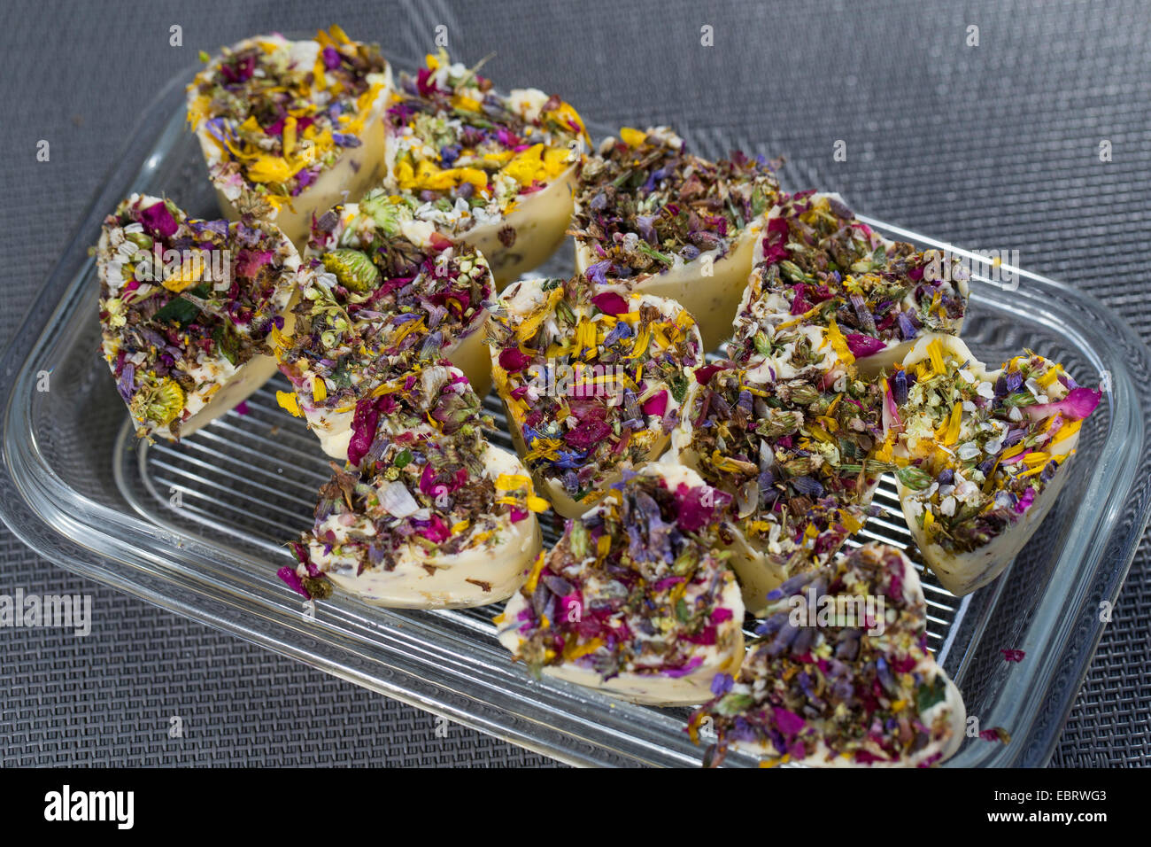 Pétalos de mantequilla con forma de corazón Foto de stock