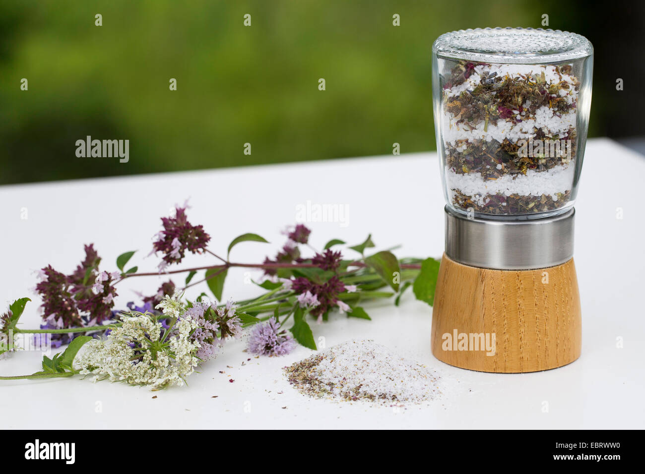 Molinillo de especias con flor de sal, condimentado con flores comestibles Foto de stock