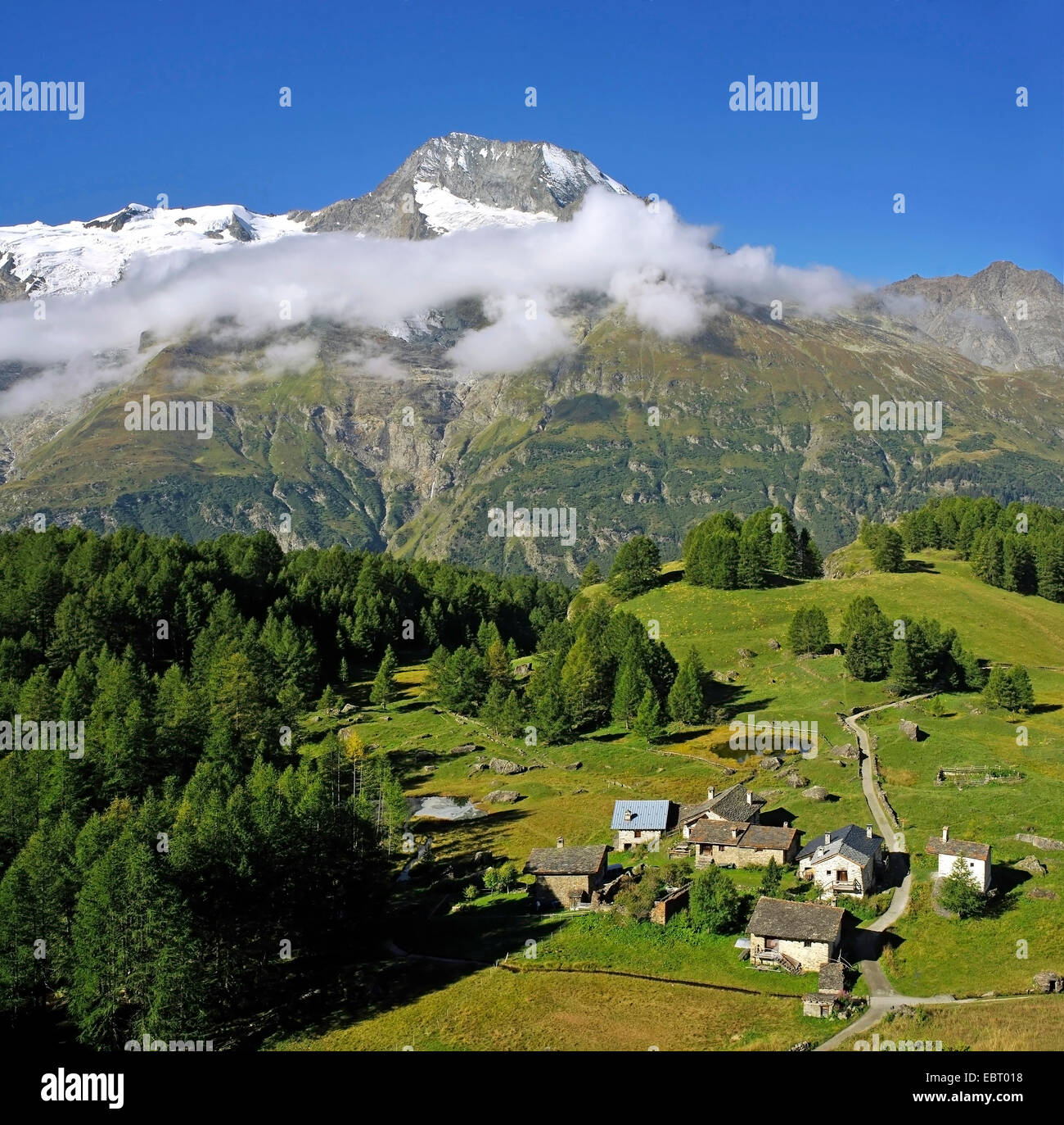 Aldea de Le Monal y el Mont Pourri, Francia, Savoie, Parque Nacional de Vanoise, Sainte Foy Tarentaise Foto de stock