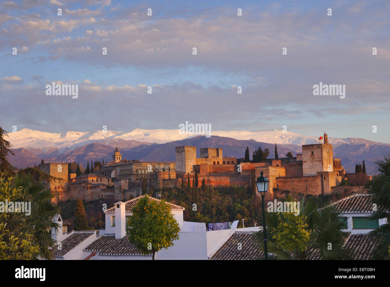 Vista desde la parte de la ciudad AlbaicÝ¡n en la Alhambra y Sierra Nevada, Andalucía, Granada Foto de stock