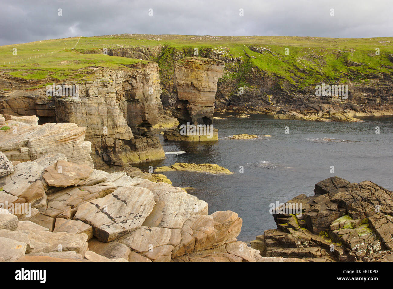 Costa rocosa y mar Yesnaby pila, Reino Unido, Escocia, las Islas Orcadas, Orkney Continente Foto de stock