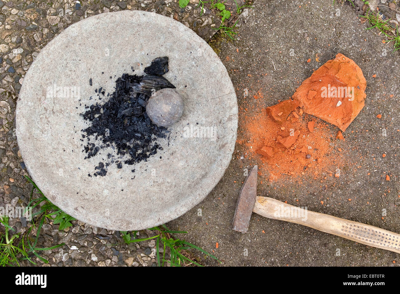 Molienda y trituración de carbón de piedra arenisca roja para pintar con el color de la tierra, Alemania Foto de stock
