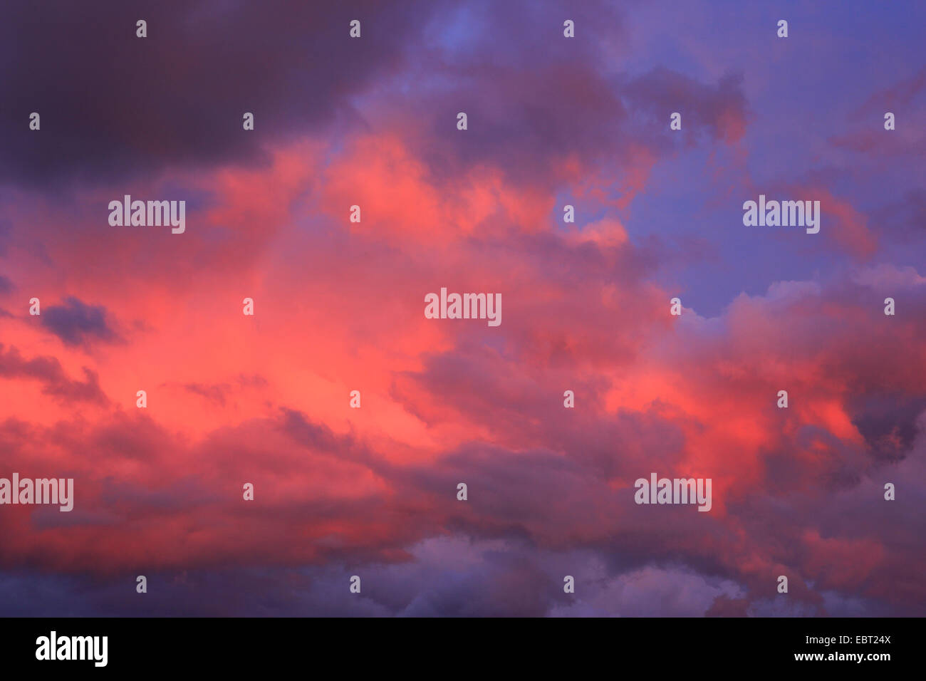 Cielo nublado en Sunset, Suiza Foto de stock