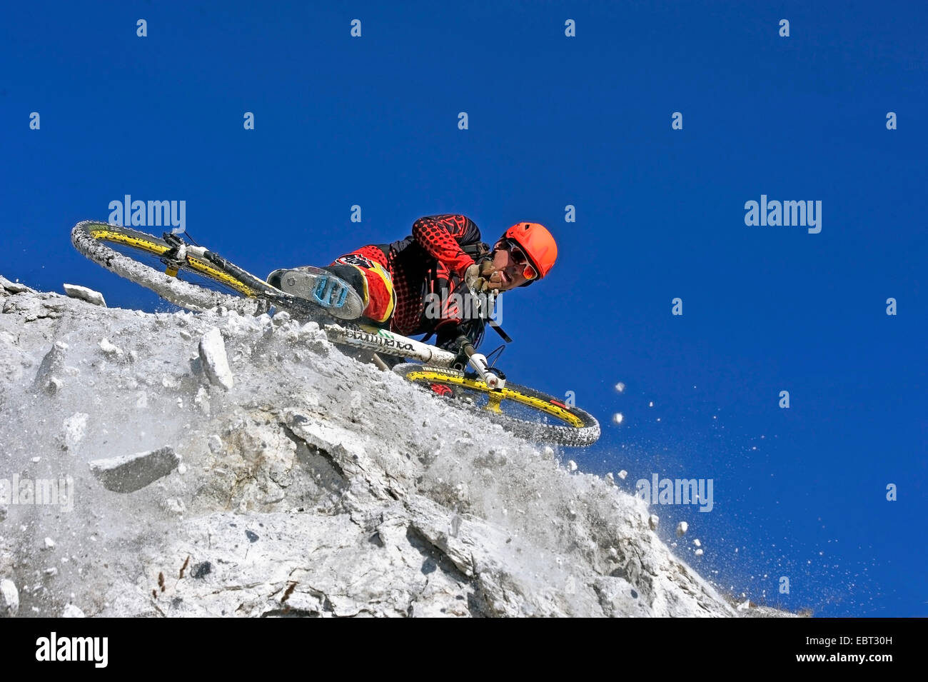 Atrevido ciclista de montaña parando en un abismo rocoso, Francia, Savoie Foto de stock