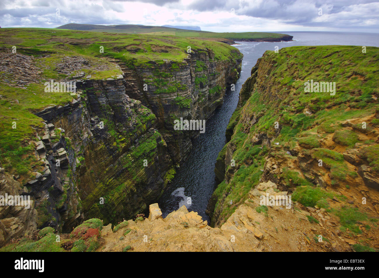 Cliff con línea quebrada como erosión Ramna Geo, Reino Unido, Escocia, las Islas Orcadas, Orkney Continente Foto de stock
