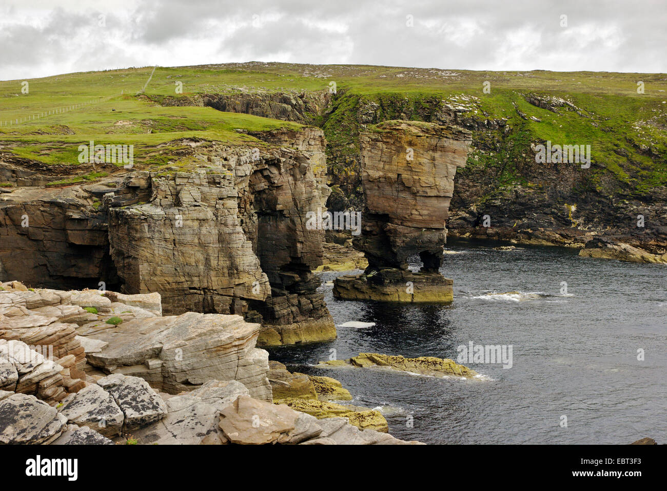 Costa rocosa y mar Yesnaby pila, Reino Unido, Escocia, las Islas Orcadas, Orkney Continente Foto de stock