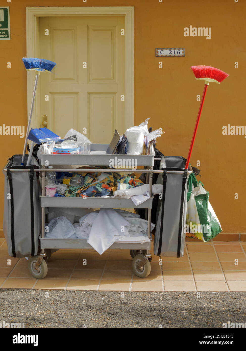Carrito de la limpieza de las habitaciones Fotografía de stock - Alamy