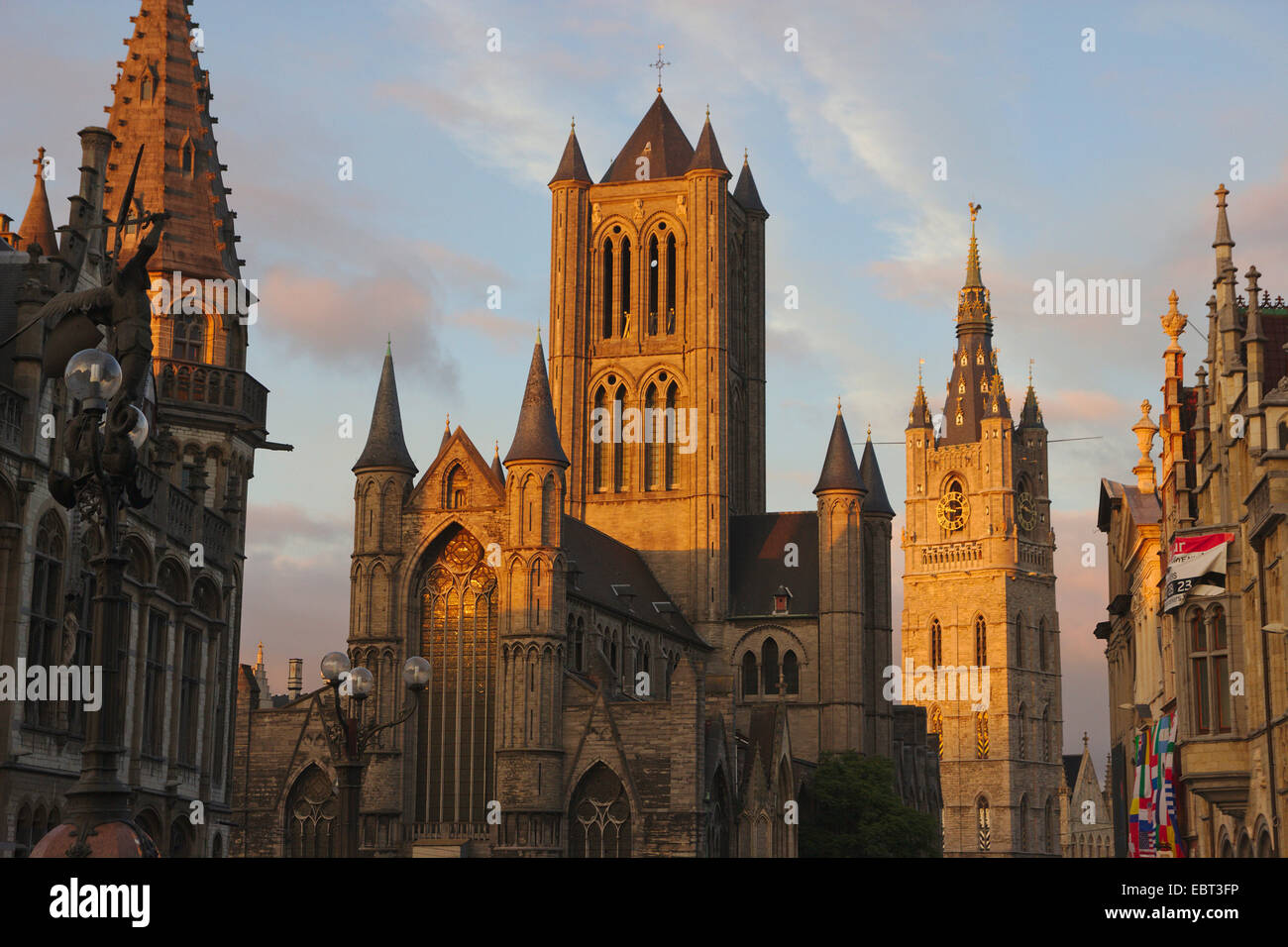 Iglesia de San Nicolás y campanario en la noche, Bélgica, Gent Foto de stock