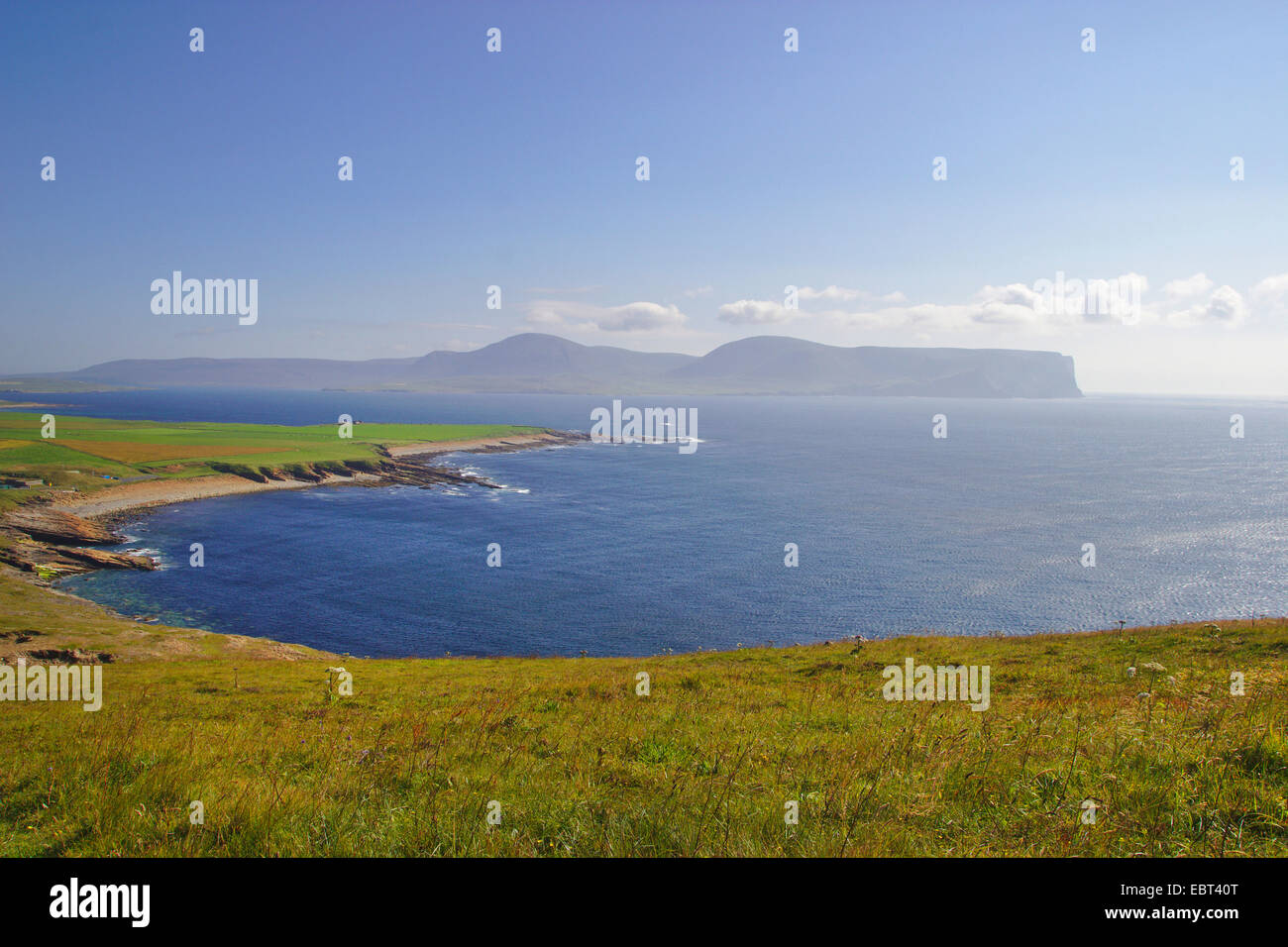 Vista a través de la punta sur de la isla de Orkney Península hasta hoy, el Reino Unido, Escocia, las Islas Orcadas, Orkney Continente Foto de stock