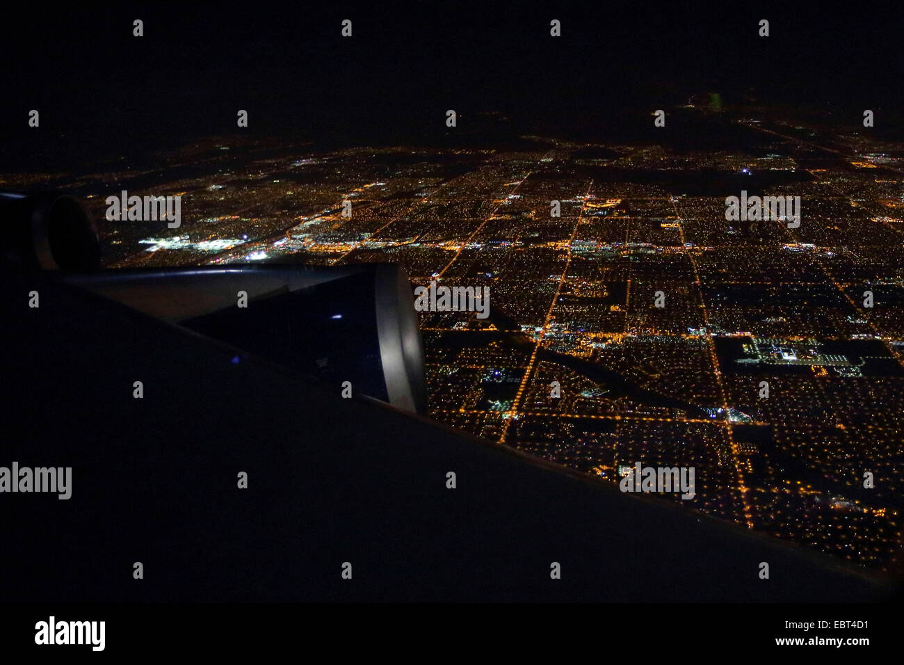 Vista desde el avión a la ciudad de Phoenix en la noche, Phoenix, Arizona, EE.UU. Foto de stock