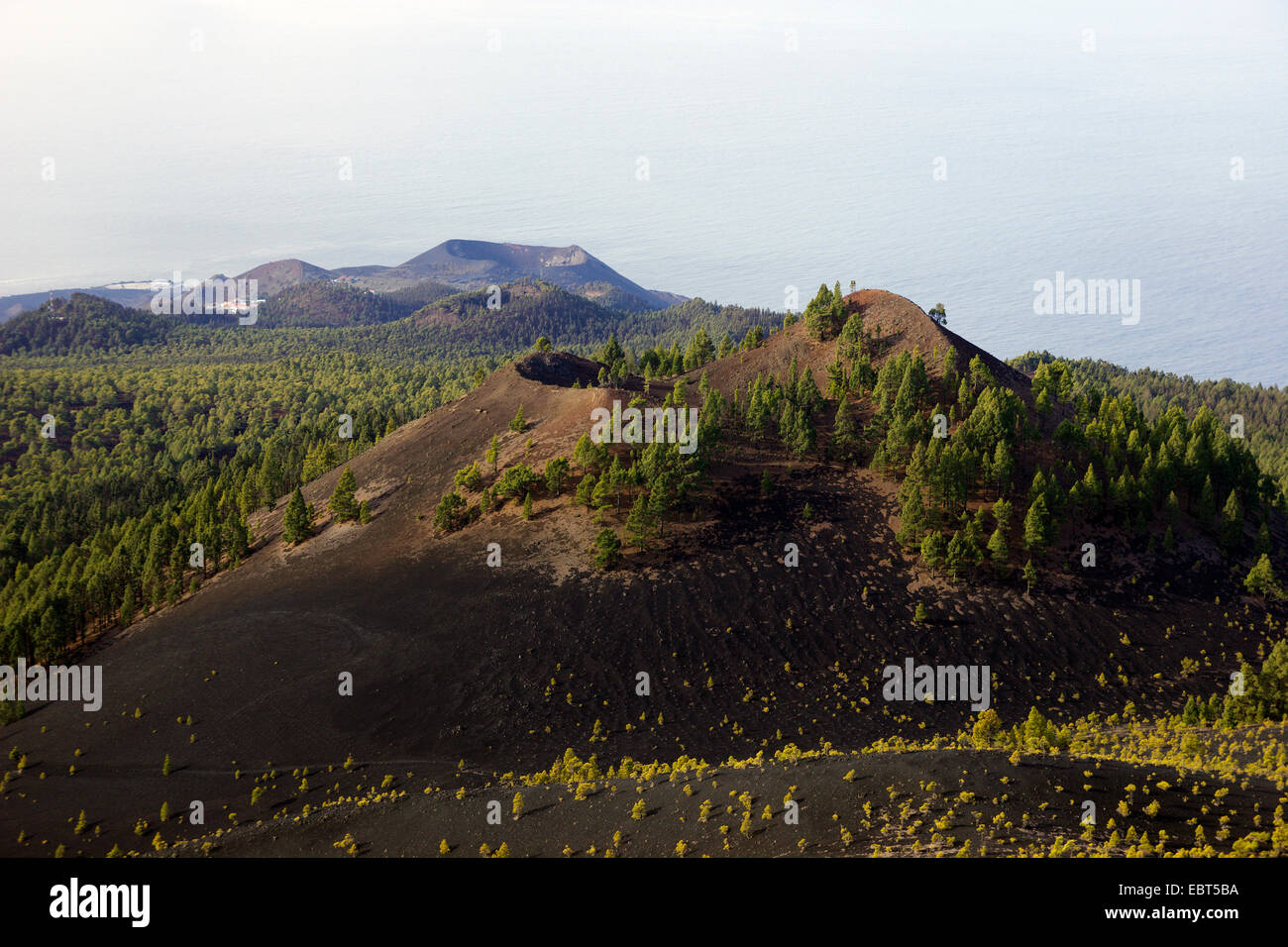 Vista desde el volcán Martín a Montaña±a del fuego y el volcán de San Antonio, la Ruta de los volcanes, de las Islas Canarias, La Palma Foto de stock