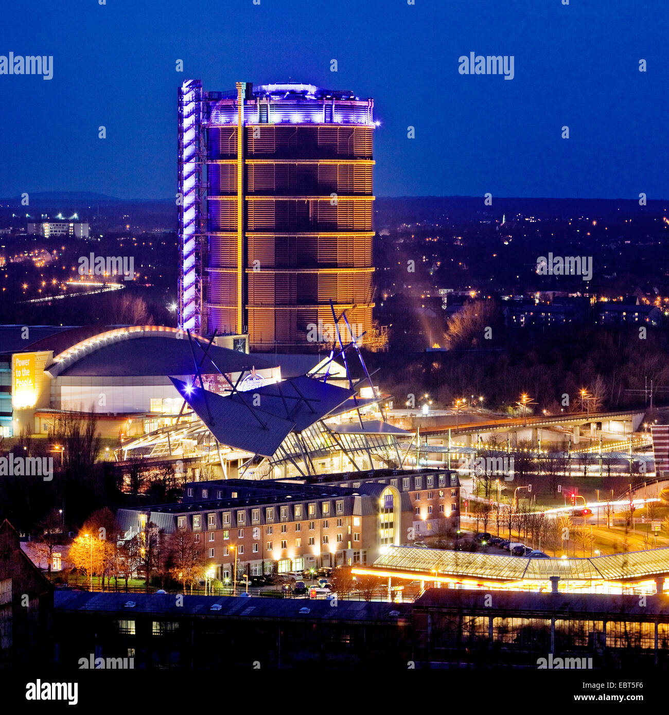 Neue Mitte, centro de Oberhausen y Gasómetro en luz del atardecer, en Alemania, en Renania del Norte-Westfalia, área de Ruhr, Oberhausen Foto de stock