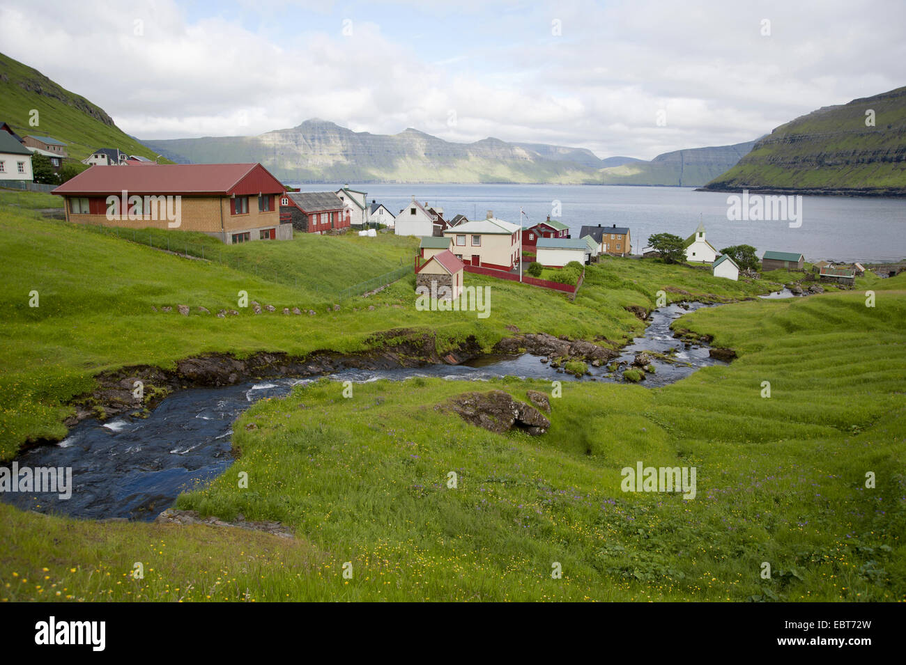 Villa en la costa Oyndarfjordur, Dinamarca, las Islas Faroe Foto de stock