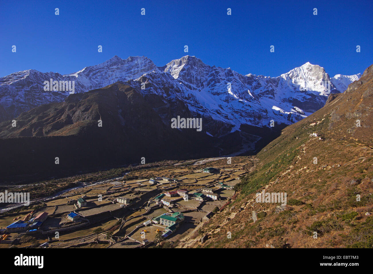 Thame con Kongde Ri y Tengkangboche en la luz de la mañana, Nepal Khumbu Himal Foto de stock